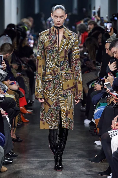 Look 18